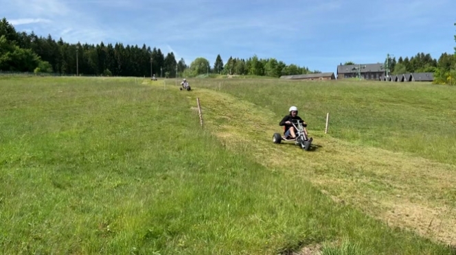 Des mountaincarts débarquent à la Baraque de Fraiture et dévalent les pistes de ski