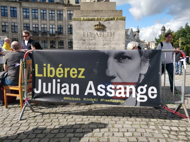 I manifestanti a Bruxelles chiedono la liberazione di Julian Assange: “Per anni ha subito un destino disumano”