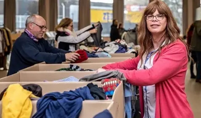 Samantha, fondatrice de l'asbl Trans-ition, lors d'un dressing solidaire © asbl Trans-ition