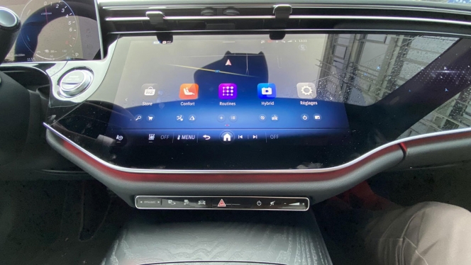 Photo prise dans une Mercedes CLE. L'écran que l'EQS est le même, mais l'interface a été revue et est plus moderne. 