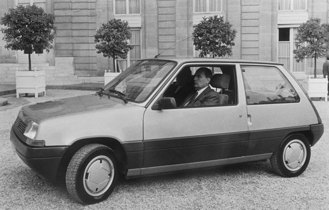 Le président français François Mitterand à bord de la Renault 5 Supercinq à l'Élysée. 1984.