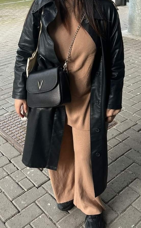 La tenue de la fille de Nadia, qui lui a valu un renvoi de son école.