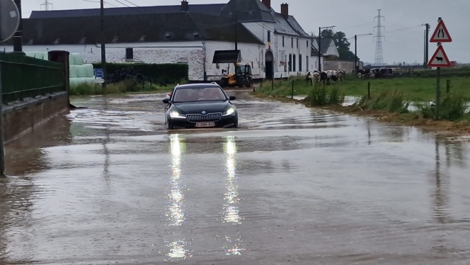 La pluie recouvre la route à&nbsp;Thiméon.