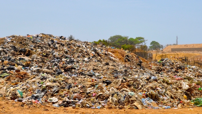 De vieux vêtements sont jetés dans la décharge sauvage d'Agbogbloshie, une banlieue d'Accra, au Ghana, mélangés aux autres déchets de la ville