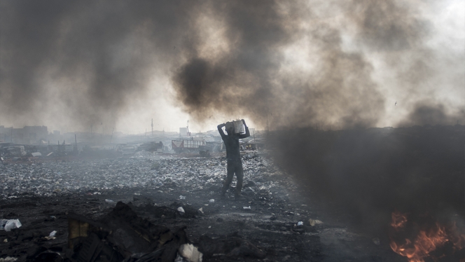 De vieux vêtements sont jetés dans la décharge sauvage d'Agbogbloshie, une banlieue d'Accra, au Ghana, et directement incinérés à l'air libre