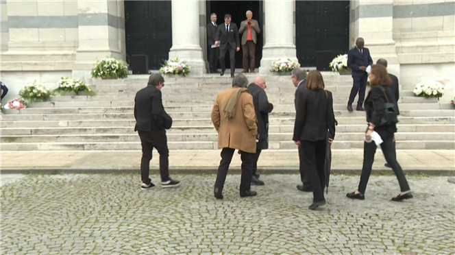 Jacques et Thomas Dutronc sont arrivés au cimetière du Père Lachaise pour les obsèques de Françoise Hardy