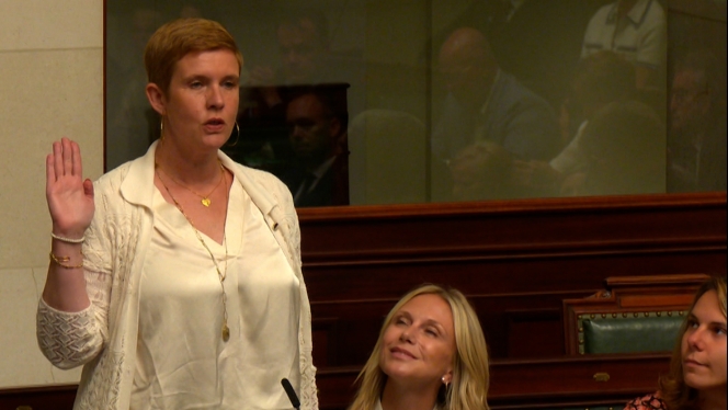 Catherine Delcourt, élue députée MR, prête serment pour la première fois