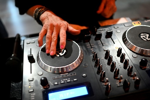 A 85 ans, une DJ polonaise se joue des clichés sur les séniors