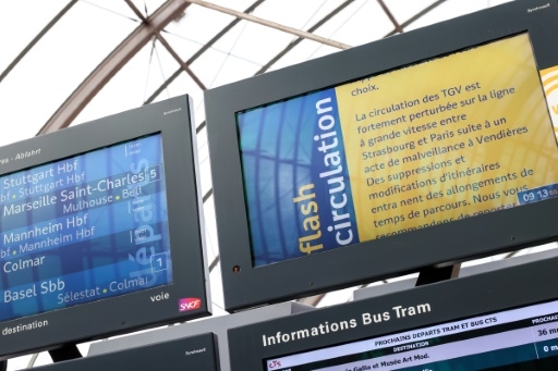 Attaque contre la SNCF: dans les gares touchées, des passagers dépités à la recherche de plan B