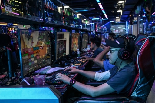 Dans un cybercafé de Pékin, les nostalgiques de World of Warcraft célèbrent le retour du jeu en Chine