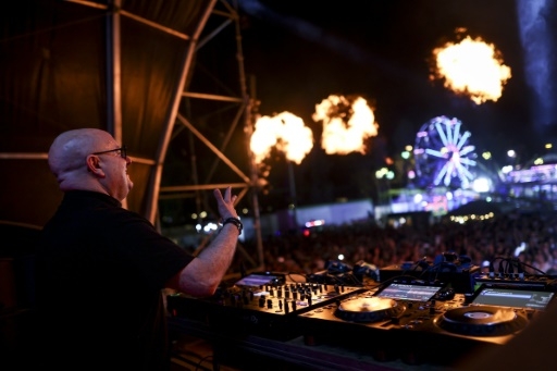 Un curé portugais, star des platines