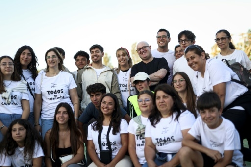 Un curé portugais, star des platines