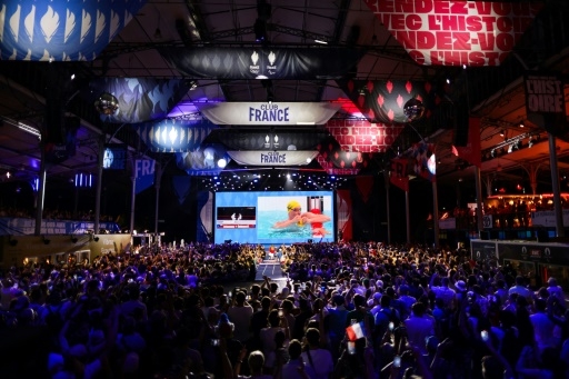 Sous le soleil, dans la file du Club France, pour sentir la ferveur olympique