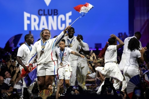 Sous le soleil, dans la file du Club France, pour sentir la ferveur olympique