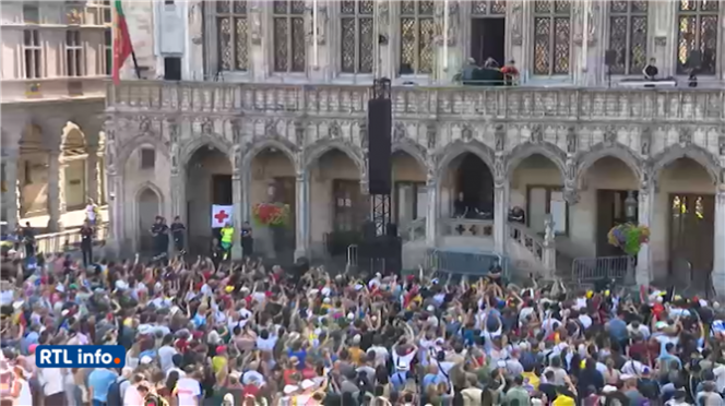 Average Rob et Omdat Het Kan mettent le feu à la Grand-Place de Bruxelles