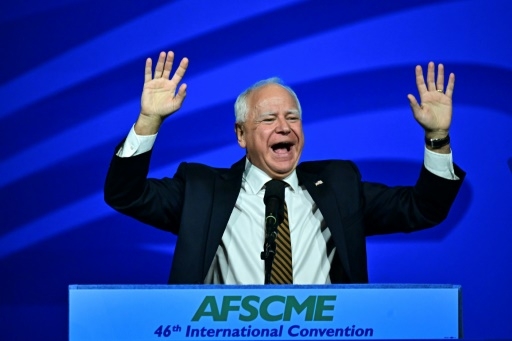 En solo, le colistier de Kamala Harris revitalise la base syndicale