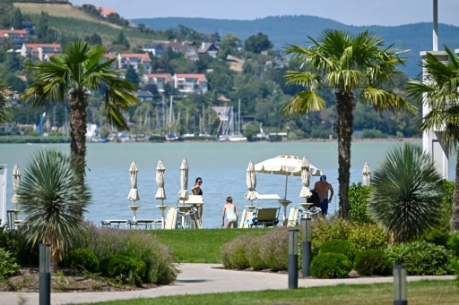 La main d'Orban sur la mer hongroise, destination estivale prisée