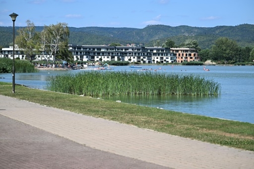 La main d'Orban sur la mer hongroise, destination estivale prisée