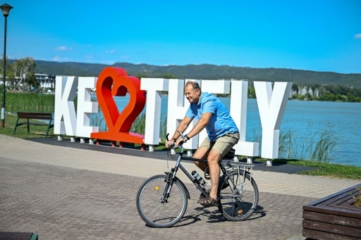 La main d'Orban sur la mer hongroise, destination estivale prisée