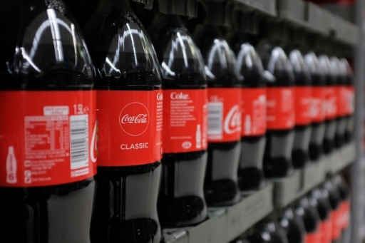 Coca-Cola et Schweppes temporisent sur les microplastiques trouvés dans leurs bouteilles