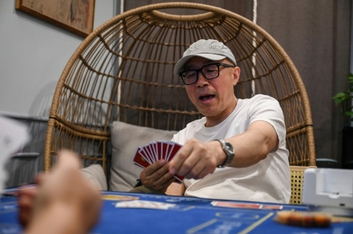 Le lancer d'oeufs, le jeu de cartes qui passionne la Chine mais agace le pouvoir