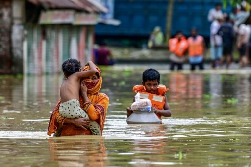 Inondations au Bangladesh: près de 300.000 personnes réfugiées dans des abris
