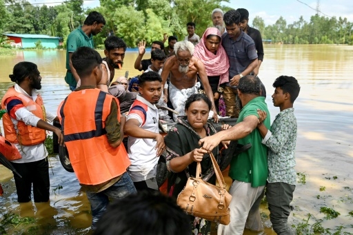 Inondations au Bangladesh: près de 300.000 personnes réfugiées dans des abris