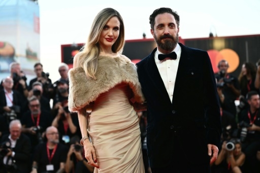 A Venise, le pari osé d'Angelina Jolie prêtant sa voix à la Callas