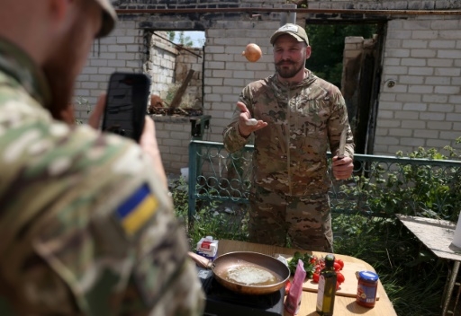 Sur le front est de l'Ukraine, la drôle de vie d'un soldat influenceur