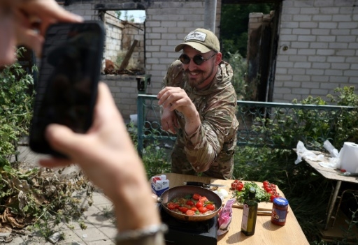 Sur le front est de l'Ukraine, la drôle de vie d'un soldat influenceur