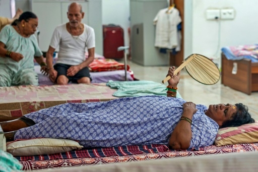 Le long du fleuve sacré de l'Inde, derniers moments apaisés avant la mort