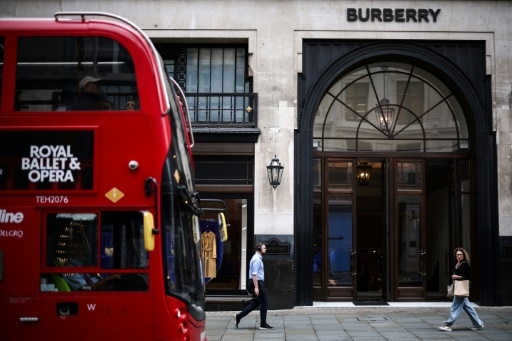 Burberry, étoile pâlissante du luxe britannique, rétrogradé en Bourse