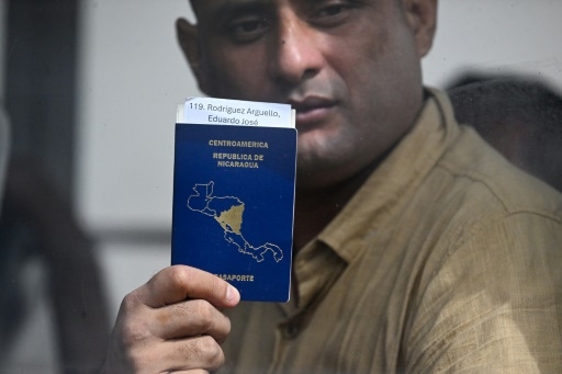 Vive le Nicaragua libre!: les détenus libérés soulagés à leur arrivée au Guatemala