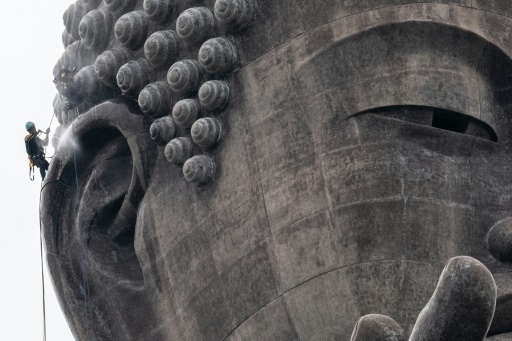 Japon : Impressionnant nettoyage annuel du plus grand Bouddha en bronze du monde