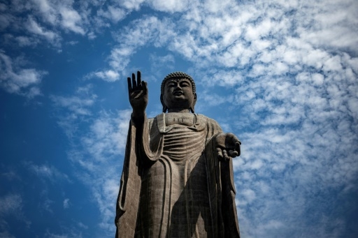 Japon : Impressionnant nettoyage annuel du plus grand Bouddha en bronze du monde