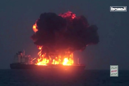 Un pétrolier attaqué au large du Yémen fait peser le risque d'une catastrophe environnementale (experts)