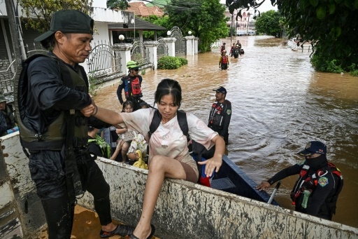 L'eau est montée si vite : en Thaïlande, des élèves secourus par bateau