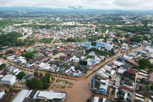 L'eau est montée si vite : en Thaïlande, des élèves secourus par bateau