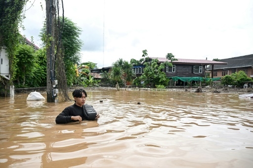 L'eau est montée si vite : en Thaïlande, des élèves secourus par bateau