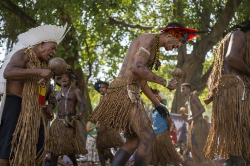 Au Brésil, les indigènes célèbrent le retour d'un manteau sacré