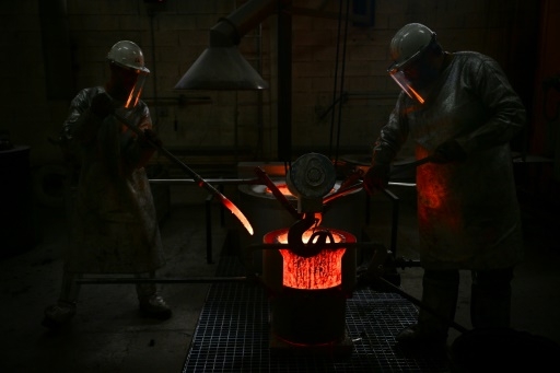 Dans une fonderie de la Drôme, le mobilier de Notre-Dame jaillit du feu