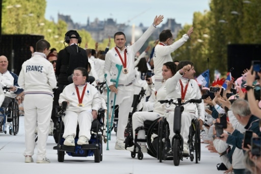 JO de Paris: une dernière fête sur les Champs-Elysées pour célébrer l'équipe de France