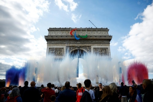 JO de Paris: une dernière fête sur les Champs-Elysées pour célébrer l'équipe de France