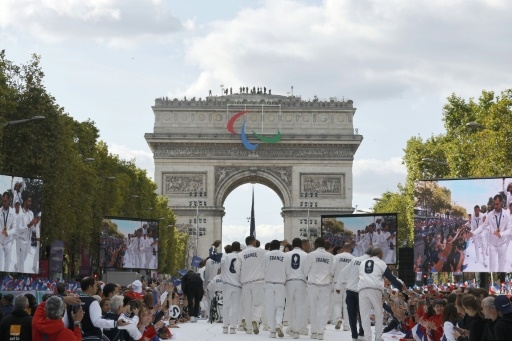 Sur les Champs-Elysées, une foule nostalgique acclame une dernière fois les champions des Jeux