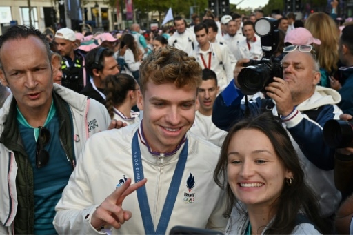 Sur les Champs-Elysées, une foule nostalgique acclame une dernière fois les champions des Jeux