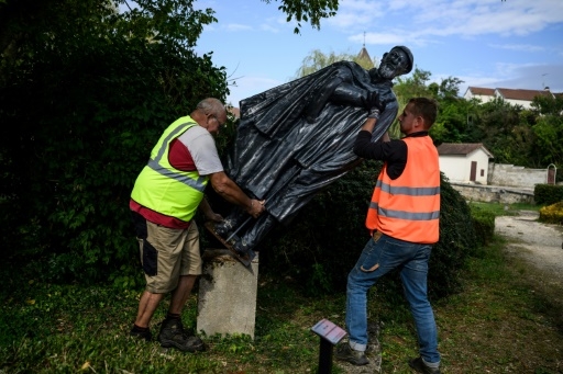 Une statue de l'abbé Pierre déboulonnée dans un fief d'Emmaüs