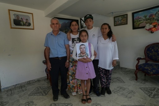 L'angoisse de familles d'ex-soldats colombiens partis combattre en Ukraine et emprisonnés en Russie