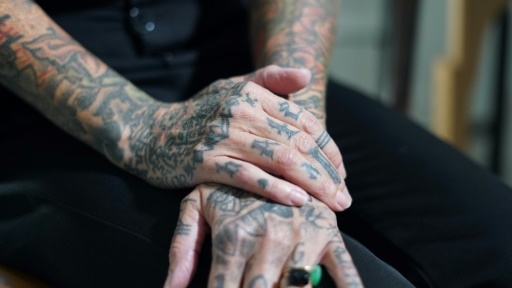 Au Groenland, les tatouages inuits reviennent sur les visages de femmes