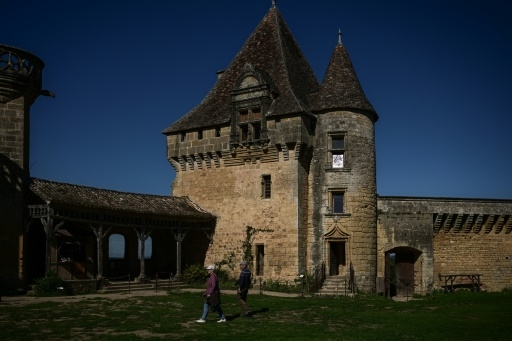 Des statues du MET de New York retrouvent leur château du Périgord... via des copies