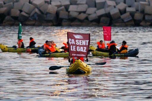 A Marseille, une action de blocage en mer contre la pollution des navires de croisières